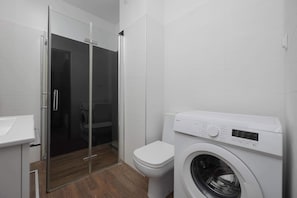 Een douche, een haardroger, handdoeken, shampoo