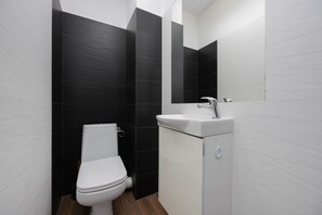 Een douche, een haardroger, handdoeken, shampoo