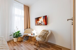 Căn hộ tiện nghi đơn giản, 2 phòng ngủ, bếp