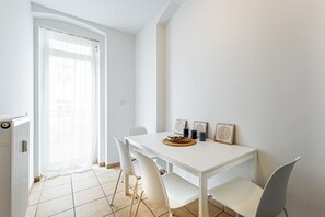 Căn hộ tiện nghi đơn giản, 2 phòng ngủ, bếp | Bếp riêng