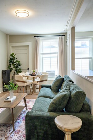 Deluxe Apartment, Private Bathroom, City View | Living area | 30-inch LCD TV with digital channels - Market Square Inn (Portsmouth)