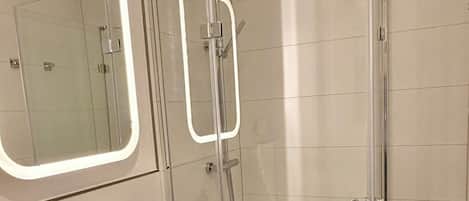 Secador de pelo, toallas, jabón y papel higiénico