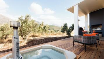 Hytte, terrasse, fjellutsikt | Utendørs boblebad