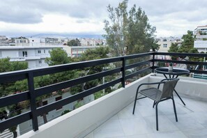 Outdoor dining - Modern Stylish 3Bd Balcony Retreat in Neo Irakleio (Iraklio)