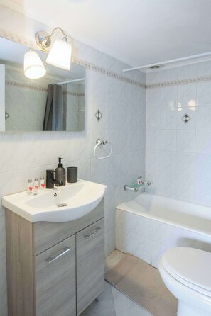 Shower, hair dryer, towels, shampoo - Modern Stylish 3Bd Balcony Retreat in Neo Irakleio (Iraklio)