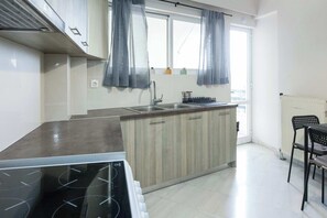Fridge, oven, stovetop, coffee/tea maker - Modern Stylish 3Bd Balcony Retreat in Neo Irakleio (Iraklio)