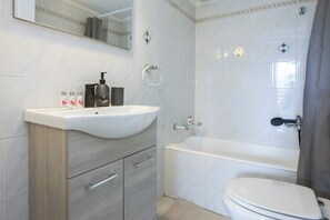 Shower, hair dryer, towels, shampoo - Modern Stylish 3Bd Balcony Retreat in Neo Irakleio (Iraklio)