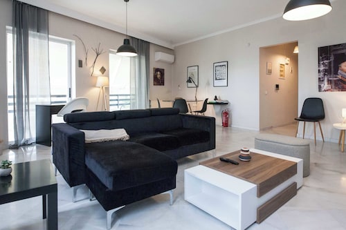 Modern Stylish 3Bd Balcony Retreat in Neo Irakleio