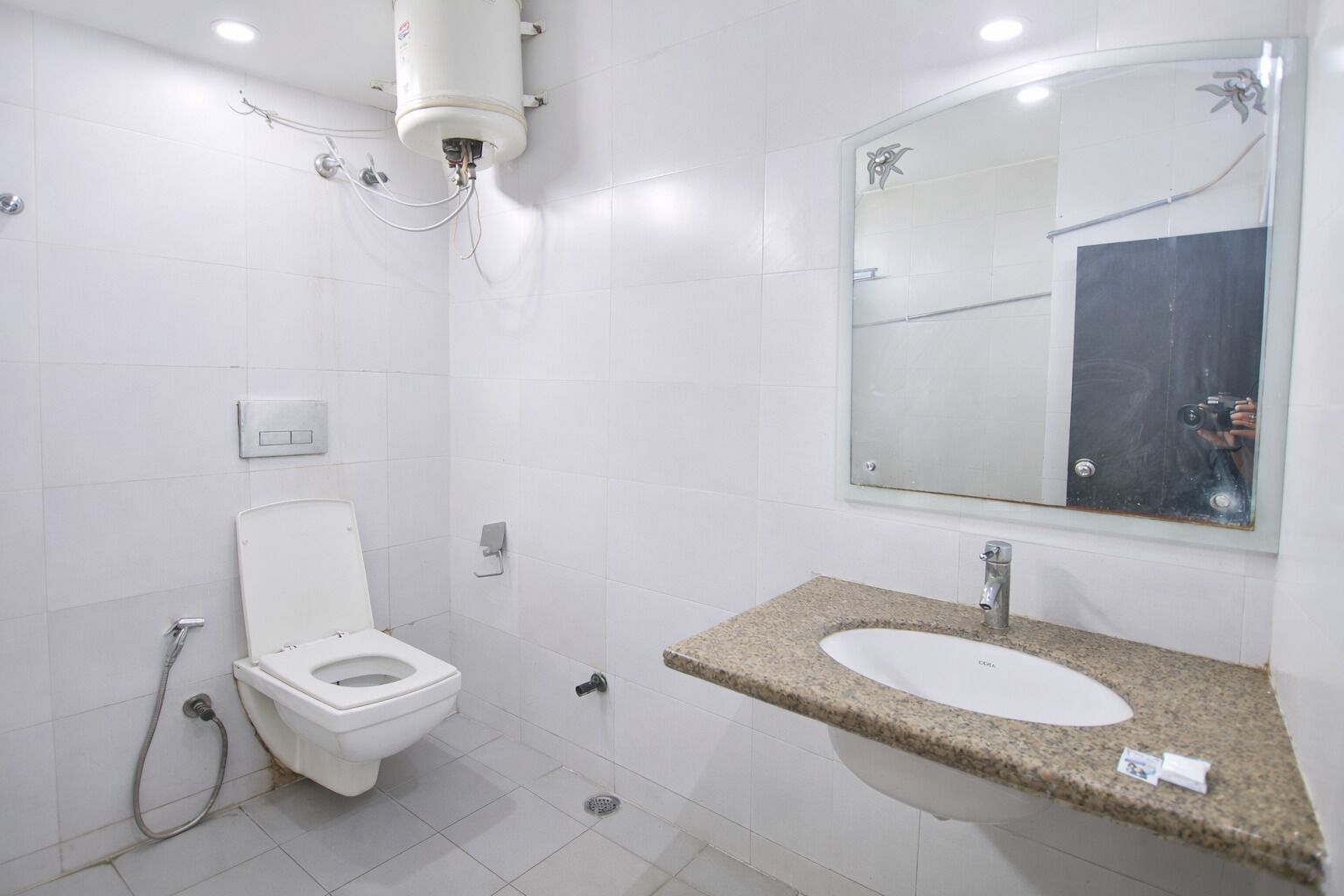 Douche, articles de toilette gratuits, serviettes fournies, savon