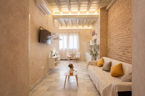 TV - Elegant and Exclusive Premium Loft in Triana + Private Patio & Top Location (Sevilla)