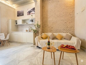 TV - Elegant and Exclusive Premium Loft in Triana + Private Patio & Top Location (Sevilla)