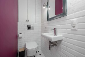 Shower, hair dryer, towels, shampoo - Spacious Apartment | 2 Bedrooms | Balcony and Workspace (Warszawa)