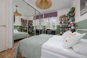Desk, iron/ironing board, travel cot, WiFi - Spacious Apartment | 2 Bedrooms | Balcony and Workspace (Warszawa)