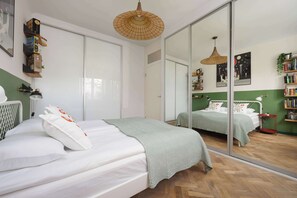 Desk, iron/ironing board, travel cot, WiFi - Spacious Apartment | 2 Bedrooms | Balcony and Workspace (Warszawa)