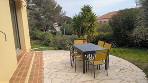Outdoor dining - Vrbo Property (Bandol)