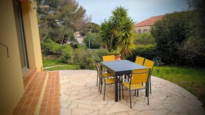 Outdoor dining - Vrbo Property (Bandol)