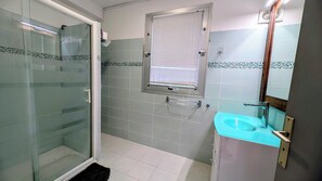 Shower, hair dryer, towels, toilet paper - Superb apartment with large garden (Bandol)