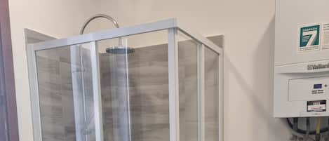 Dusche, Haartrockner, Bidet, Handtücher