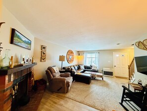 Living area -  3-bedroom townhome in charming Woodstock welcomes you.  Close to everything (Woodstock)
