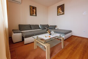 TV - Apartment with balcony, sea view and fitness room (Crikvenica)