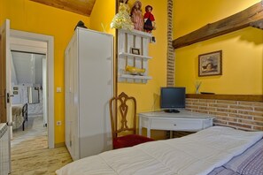 Tabla de planchar con plancha, wifi y ropa de cama 