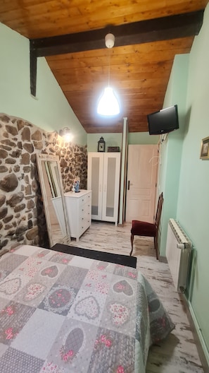 Room - Holiday Home 'La Casina Del Valle Escondido' with Mountain Views, Private Pool & Wi-Fi (Valcuende)