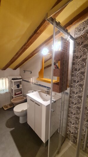 Bathroom - Holiday Home 'La Casina Del Valle Escondido' with Mountain Views, Private Pool & Wi-Fi (Valcuende)