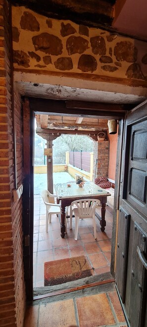 Outdoor dining - Holiday Home 'La Casina Del Valle Escondido' with Mountain Views, Private Pool & Wi-Fi (Valcuende)