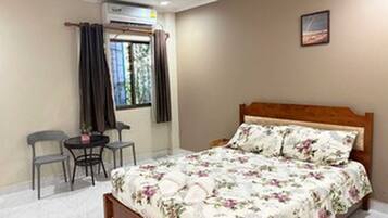 Standard Double Room | WiFi (free), bed sheets