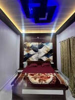 Habitación Deluxe | Camas supletorias, wifi gratis, ropa de cama