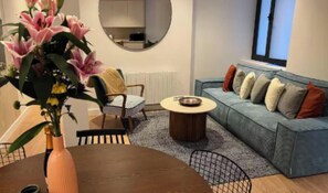 Smart TV, books, stereo - Luxury Renovated 3-Bedroom Apartment in the Heart of Madrid (Madrid)