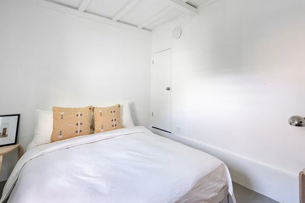 2 bedrooms, travel crib, free WiFi, bed sheets