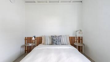 2 bedrooms, travel cot, free WiFi, bed sheets