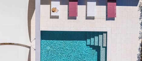 屋外プール、温水プール、営業時間 24 時間営業、プール パラソル、サンラウンジャー