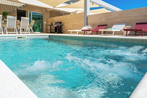 Outdoor pool, a heated pool, open open 24 hours a day, pool umbrellas - Villa Nexi by old Town (Sibenik)