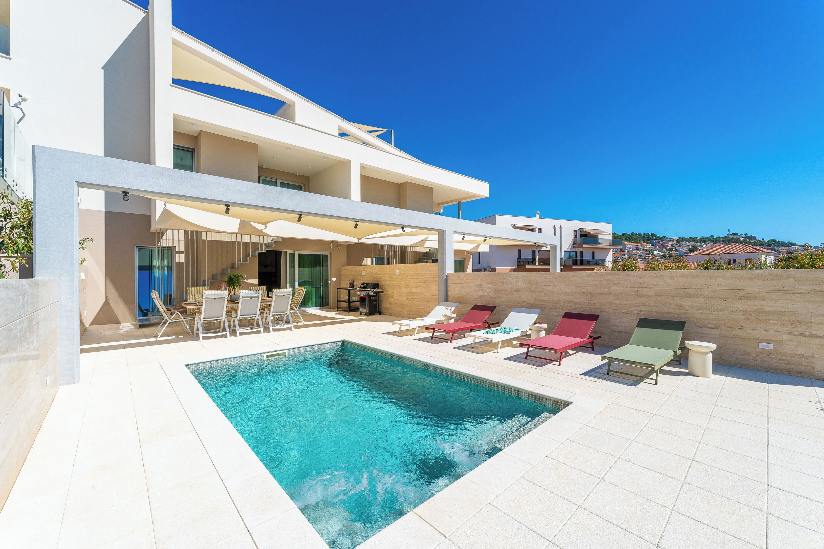 Piscine extérieure, piscine chauffée, parasols de plage, chaises longues