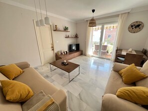 Smart TV - Piso cerca de la playa, campos de golf, con mucha tranquilidad. (AN)