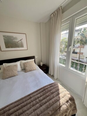 7 bedrooms, iron/ironing board, free WiFi, bed sheets - Piso cerca de la playa, campos de golf, con mucha tranquilidad. (AN)