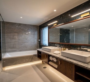 Luxury Suite | Bathroom | Shower, free toiletries, hair dryer, towels