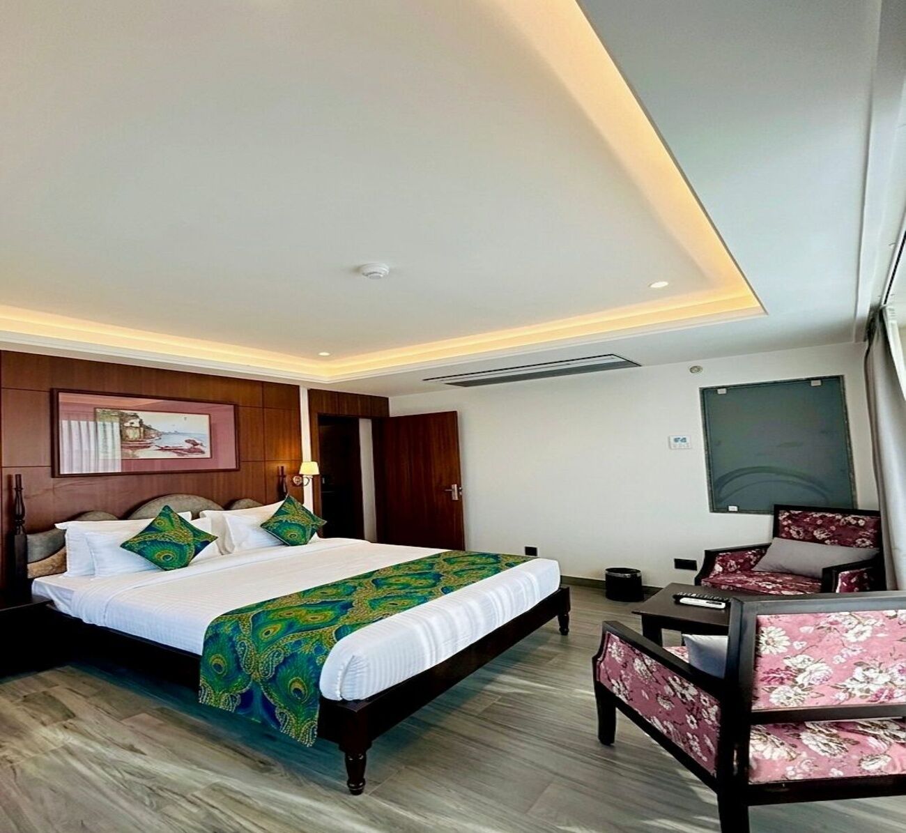 Luxury Suite | Laptop workspace, free WiFi, bed sheets