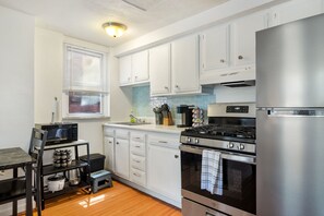 Private kitchen - Peaceful 1-bedroom apartment w/free parking (Pittsburgh)