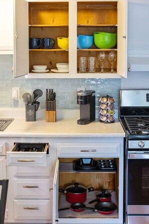 Private kitchen - Peaceful 1-bedroom apartment w/free parking (Pittsburgh)