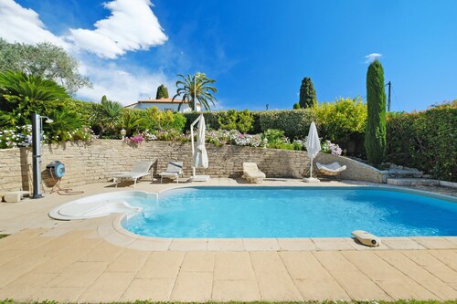 Villa 'Les Collettes' with Private Pool, Wi-Fi, and Air Conditioning