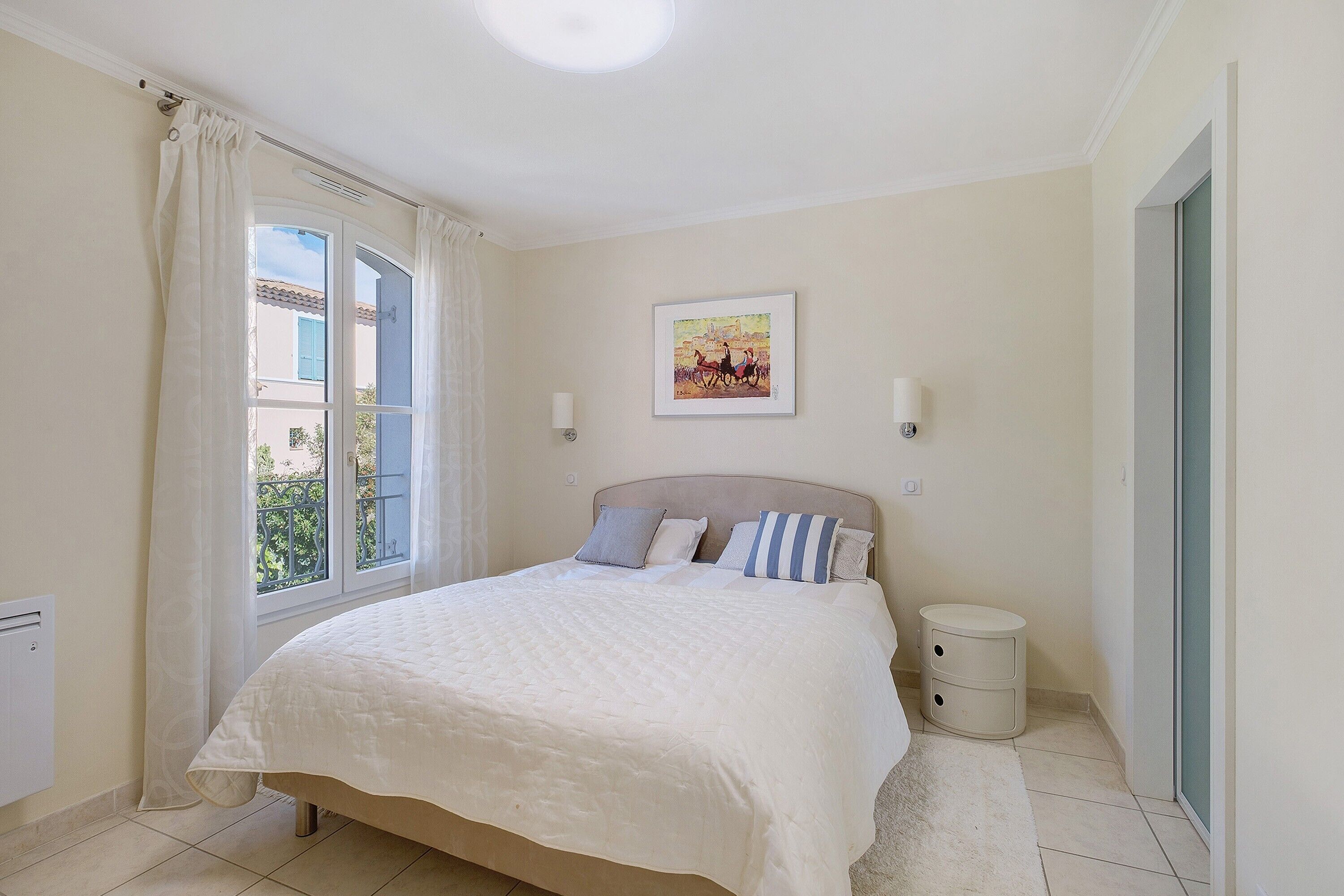 Iron/ironing board, WiFi, bed sheets