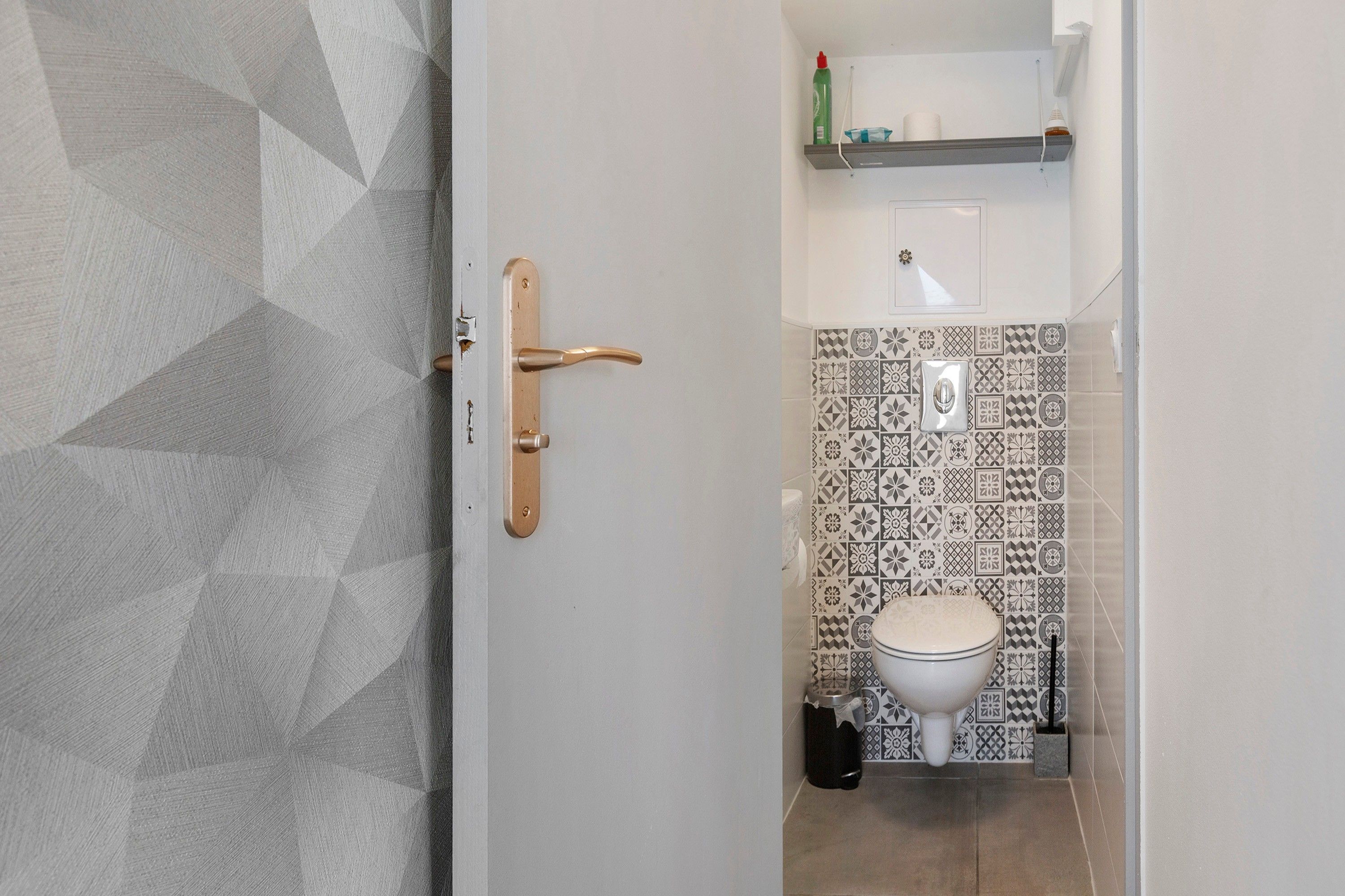 Ein Badezimmer mit Toilette, Waschbecken und Duschbereich.