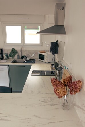 Fridge, microwave, oven, stovetop