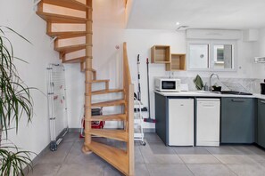 Una cocina moderna equipada con horno microondas, lavavajillas y pileta.