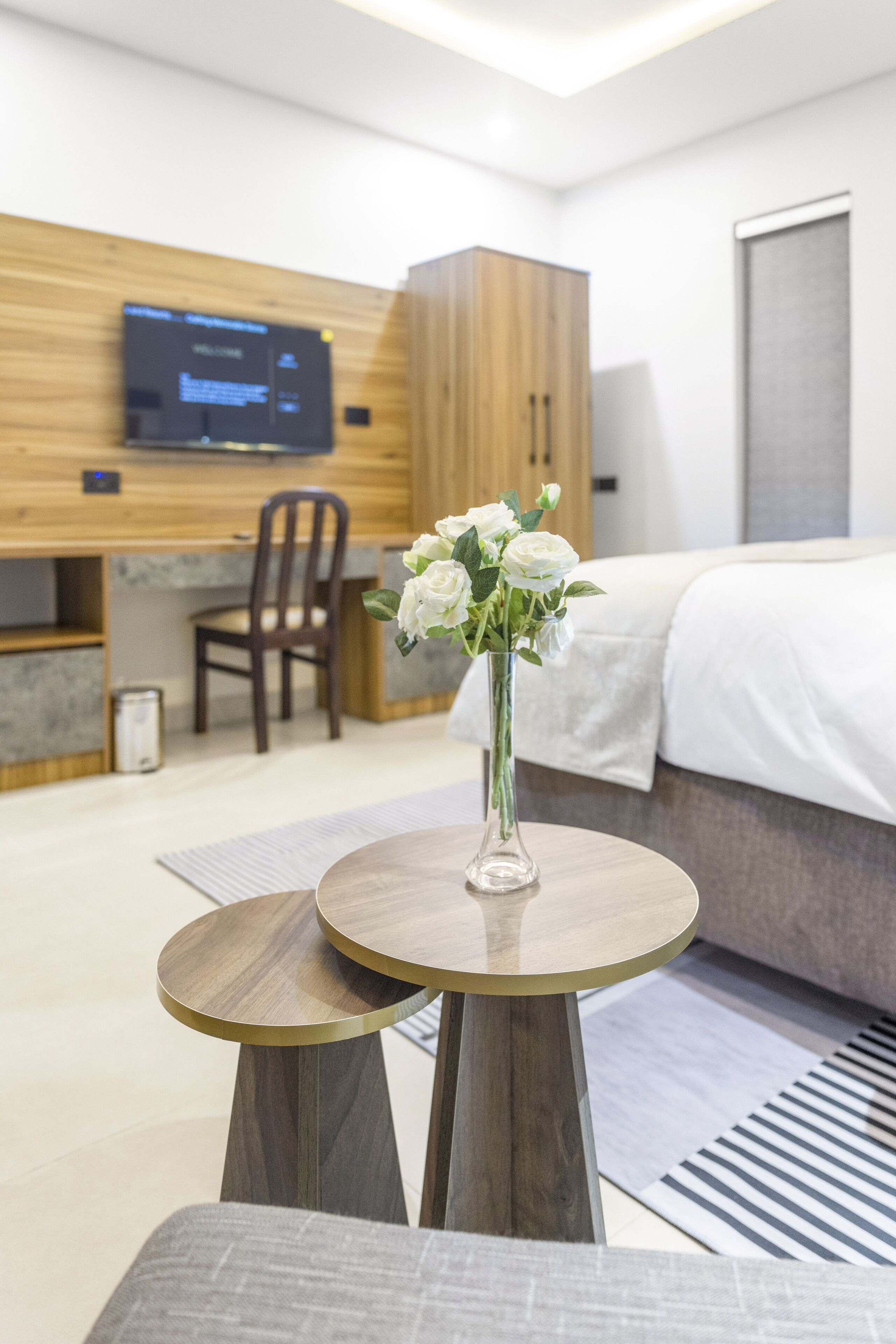 Roupas de cama premium, cofres nos quartos, escrivaninha