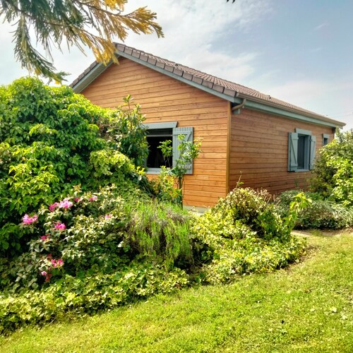 Chalet en bois à la campagne, avec piscine privative.
Animaux acceptés