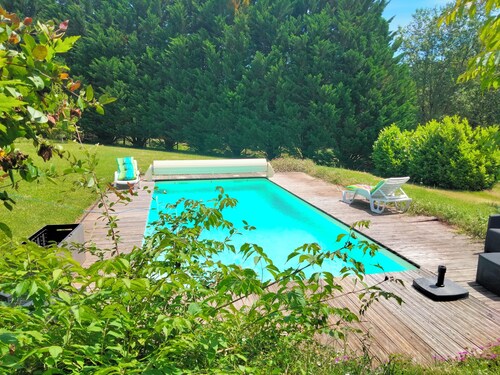Chalet en bois à la campagne, avec piscine privative.
Animaux acceptés